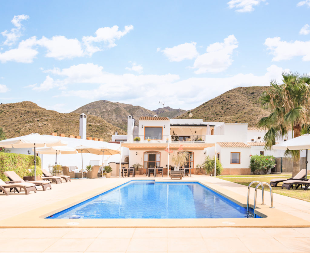 Der malerische Pool gehört zur traumhaften Anlage des Adult-Only BnB Cortijo El Sarmiento